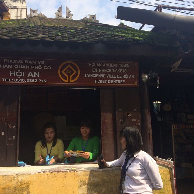 お腹もいっぱいになり、中心街へ。<br /><br />街に入る前にチケットカウンターがあり、呼び止められる。<br /><br />2人で24万ドンだったかな。<br /><br />フエでは、チケットカウンターでぼったくられたこともあり、警戒してたけど、お釣りもちゃんともらえて一安心。