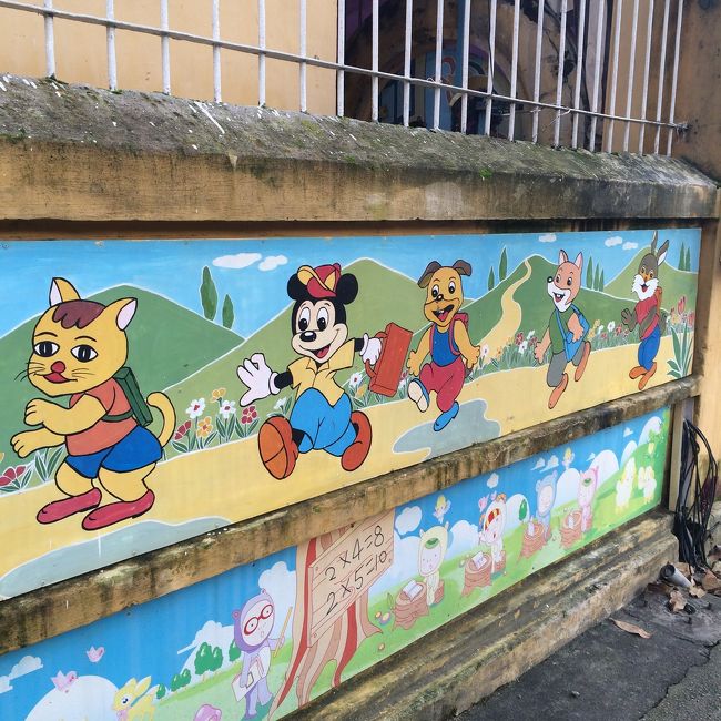 違和感のある壁画。