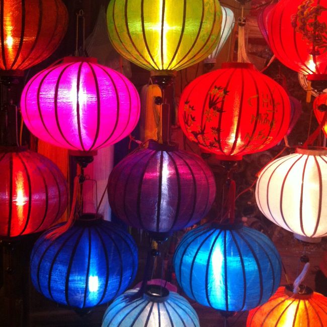 夜はガラリと雰囲気が変わる。