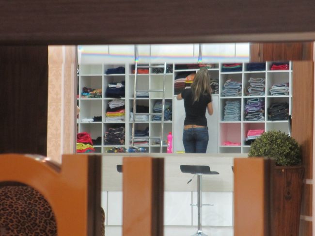 ややや、鏡越しにチラチラ気になるのが