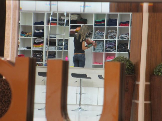 しきりにジーンズの後ろを気にしてたので<br />　あわよくばパンツが？、と思ったけど<br />　　残念でした、そこまでは無理