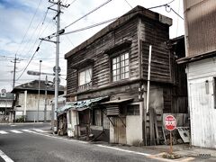 笠岡市住吉交差点付近の古い商店