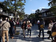 （少し飛びます）
電車に乗って、今回の旅の目的の一つ、
大宰府天満宮へ向かいます。
こちらは参道の様子
まだ1月なので、多くの参拝客でにぎわっていました。