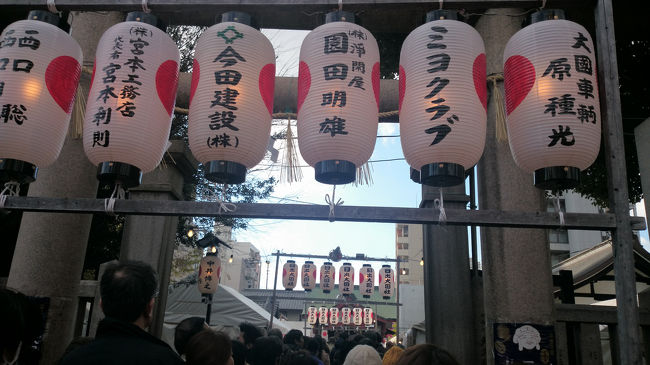 行列は、この鳥居から左右２方向に別れ丁度敷地を取り巻く位長く伸びていました。近くに並んでいた人が″毎年来るがこんなに並んだのは初めてだ″とボヤイてました(>_<)