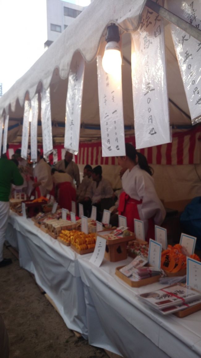 鳥居を入ると、右手が御守りや吉兆等を販売する所、左手は食べ物やさんのテントになってました。