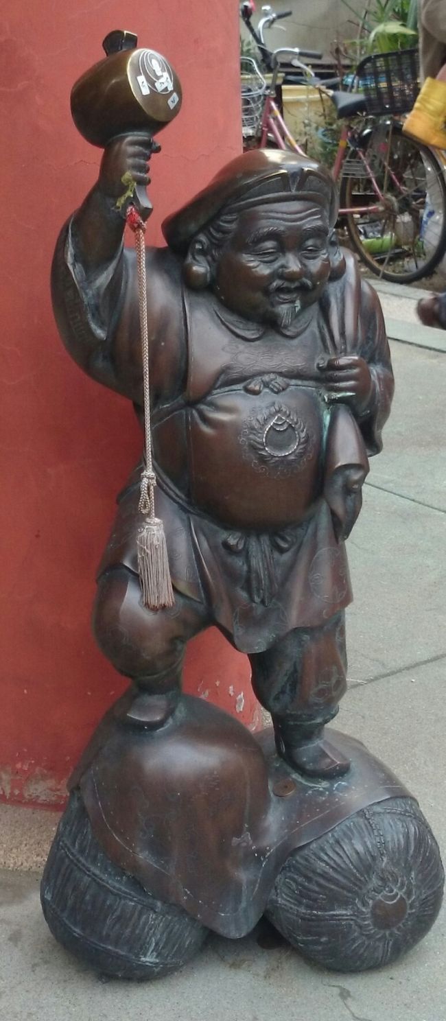 本殿のすぐ横に小さい大黒さんの像が・・・参拝者を見守っていらっしゃいました(^^)