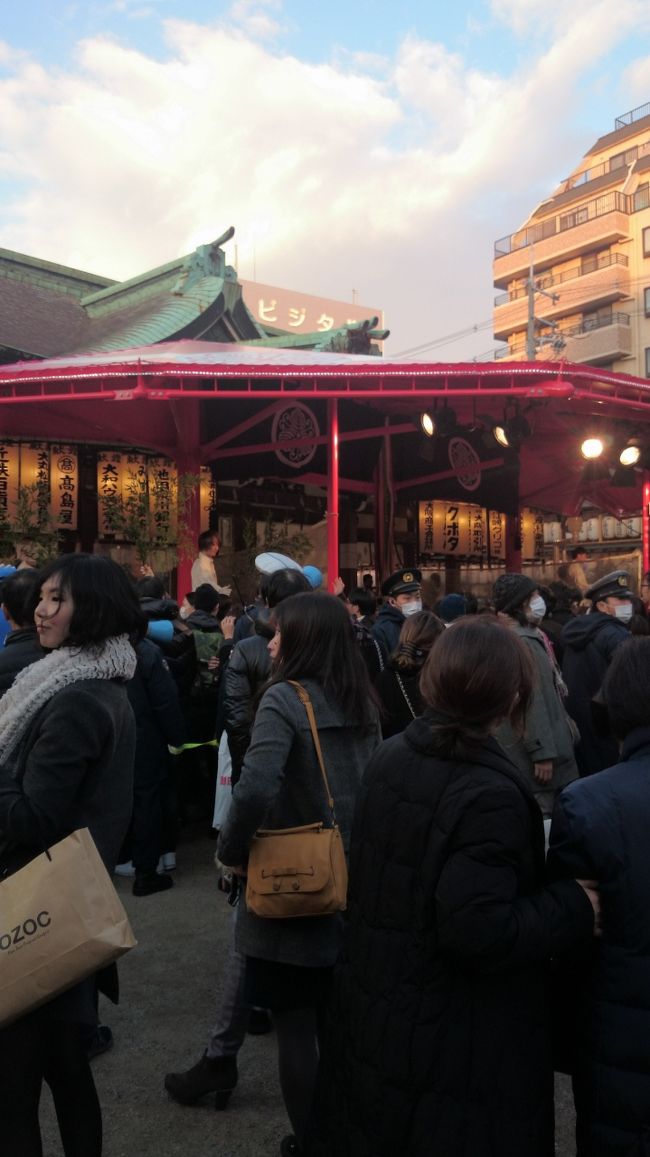 十日戎の三日間に100万人を越える参詣者があるそうです。普段は人気(ひとけ)も少なくそれほど広くない境内ですが、一年分をこの三日でお稼ぎになるのでしょうか？！あっ、失礼しました(^^;)