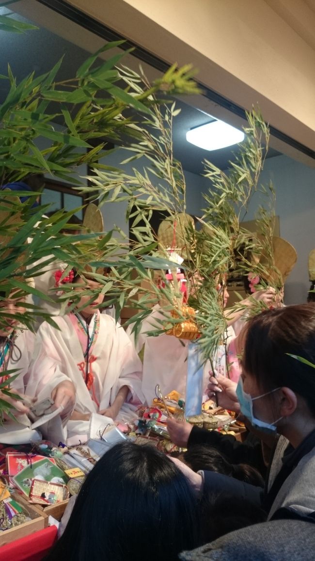 いただいた笹に、好みの吉兆(色々な宝の飾り物)を購入し付けてもらいます。