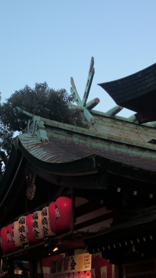 陽が落ちて、一段と寒くなってきました。夜も参詣者が増えるのでしょうか？