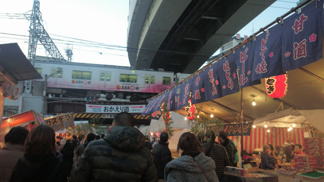 前に見えるのが、南海電車です。