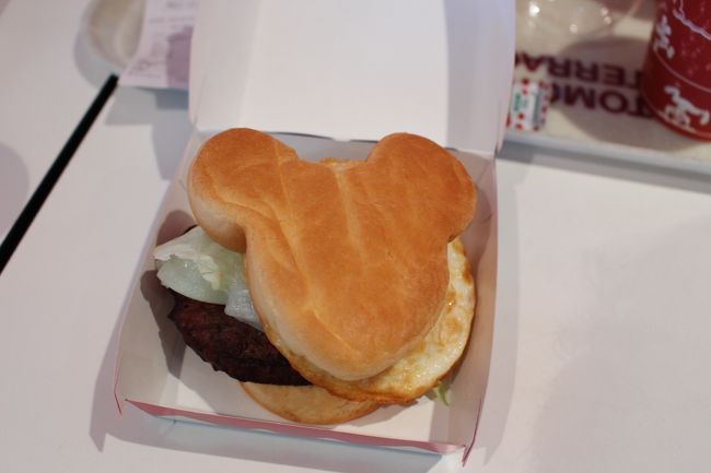 その後、毎回恒例の<br />ワンスアポンタイムとワンマンズのショーの抽選へ<br /><br />ワンスアポンタイム　毎回のように今回もハズレ〜<br />なかなか当たりませんね…<br /><br />ワンマンズ　３時からの当たりました。<br /><br /><br />その後、遅い朝食＆早い昼食へ〜　　お店もすいてました。<br />お昼は混みますからね　私たち家族はいつも時間をずらして食事を<br />します。<br /><br />ハンバーガーもミッキー型　<br />