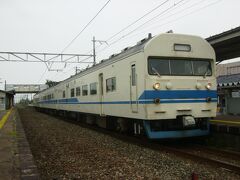 2008.08.03　丸岡
時間調整のため下車。まだ相当数が残っていた４１９系。特急ボックスの移動は快適そのもの。扉が狭く遅れの大きな原因になるが、近郊用に歯車比を上げたため、駅間では特急からうまく逃げ切ることができ、一長一短。交直両用の設備も相まって、比較的寿命は長かった。