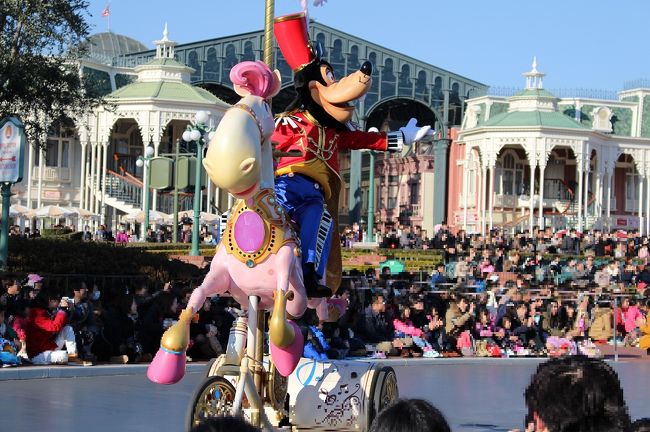 ハピネス・イズ・ヒア　お昼のパレード〜<br /><br />先頭はグーフィー<br /><br />