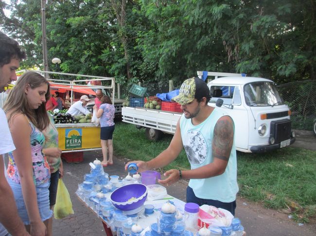 ニンニクのみじん切り器のデモンストレーション<br />　１個８へアイスが高いと誰も買ってなかった