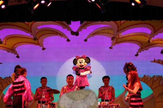 夕方５時からのミニー・オー・ミニー<br /><br />席からうまく撮れませんでした…<br /><br />ショー中は帽子禁止なのに・・・<br />冬のニット帽（けっこう上に出っ張っていてもので、後ろの<br />人は見えませんよね〜）はキャストさんんも注意しないんですかね<br />残念でした