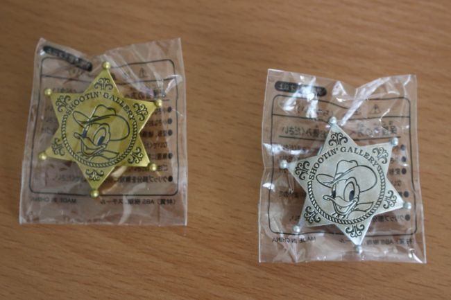 ウエスタンランドにあるシューティングギャラリー<br />（射的みたいな　１ゲーム２００円）<br /><br />シルバーは１０発中１０発命中でもらえます。<br />ゴールドはラッキー（的のどこかに隠れているようで、ゲームが終わった際、<br />出てくるレシートみたいなものにラッキーの表示でもらえます）<br /><br />１ゲーメ目　命中０発　いまいちコツがわからず<br />２ゲーム目　　　５発<br />３ゲーム目　　　６発（ラッキー表示あり）<br /><br />家族は１０発命中させてました。<br /><br />本日のお土産です(笑)<br />