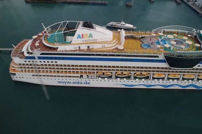 セントーサ島に渡るケーブルカーから眺めた豪華客船です。<br />いつかは、乗ってみたいものです。