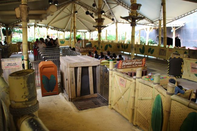 ユニバーサル・スタジオは、大変な行列でした。<br />入り口の段階でかなり時間を要しました。<br />疲れ果て、アトラクションは、結局１箇所だけでした。