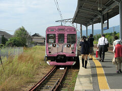 　伊賀上野駅で下車。ここで伊賀鉄道に乗り換えて街の中心の近い上野市駅を目指します。伊賀鉄道の電車は忍者をイメージしたデザインで車体が塗られたり、車内の網棚に忍者の人形が置かれたり、かなり忍者を前面に出しています。