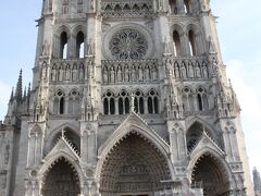 ノートルダム大聖堂
フランス最大のゴシック建築で世界遺産に登録されています。

本当に大きくて広場の端っこからじゃないとフレームに収まらない。圧巻でした。