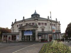 Le Cirque Jules Verne
ジュール・ヴェルヌが市長の時に建てられたサーカス小屋。歴史的建造物に認定されているそうです。

夕方で中心から少し外れているせいか人気が無いのに、若者が数グループたむろっていてちょっと緊張しました。