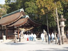 知立神社の入口にある小松屋本家から歩いてるのに、
その知立神社に行き着かない。

スマホナビ、何度目かの登場！

ようやくたどり着いた知立神社では、怪しい儀式開催中。
お年を召した神職たちが、これまたお年を召した女性たちを拝殿へ連れ込み、
神様に向かって祈りをささげる。

頭を垂れたまま微動たりしない女性たち。
生贄にでもされるのだろうか。