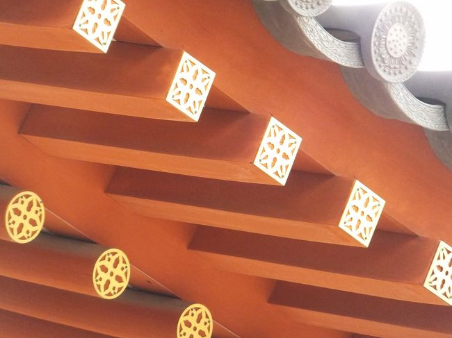 色がとても鮮やか。<br />この鮮やかな色使いは奈良の色使いであり、<br />当時の平城京が華やかであったことを想像させる。<br /><br />「あおによし」という奈良の枕ことばも<br />色彩を表した言葉らしい。<br /><br />塔の連子窓［れんじまど］に使われている色を「青［あお］」色<br />扉や柱に使われている色を「丹［に］」色<br />=奈良薬師寺公式サイトHPより=