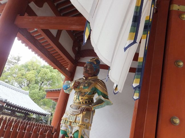 中門には二天王像の姿。