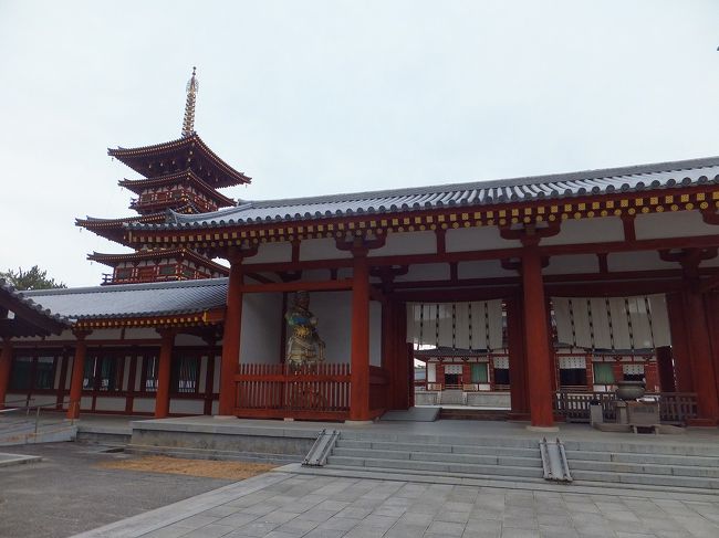 ★薬師寺 中門★からパチリ。<br /><br />薬師寺は、写経の道具がたくさん取り扱われていて、<br />とても力をいれているお寺だなぁという印象でした。<br />近くに住んでいたらぜひ体験してみたかったな。