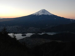 破風山から100mくらい歩いたところでしょうか。左に踏み後があったのでたどってみると展望箇所がありました。
河口湖と富士山です。ここは展望イイですね＾＾。