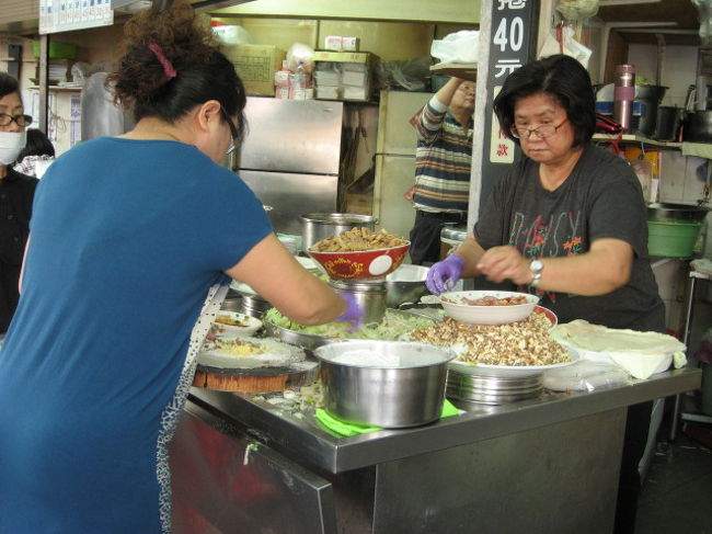 店には春巻きを買うお客さんで行列が出来てます<br /><br />お店の人も春巻き作りに大忙し