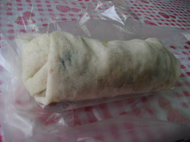 で<br />これが憧れの台湾の春巻き<br /><br /><br />でも（　−−）<br />予想を大きく外して　”・・・”　な感じ<br />今回も残念（＝〜＝；）<br /><br /><br />たぶん１つ４０元（約１６０円）<br />