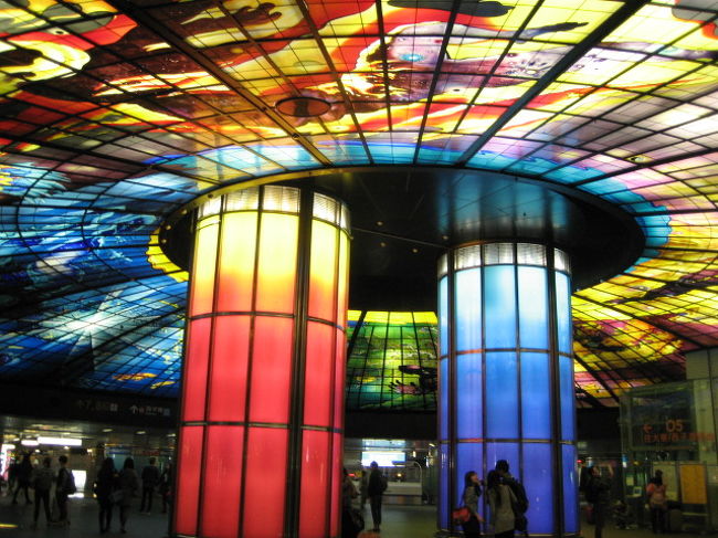 MTR美麗島駅はステンドグラスのとってもキレイな駅<br /><br />沢山の人が写真を撮ってました