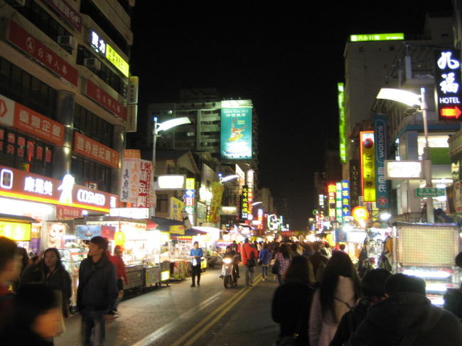 またまたMTRで美麗島に戻って<br /><br />高雄で一番有名な　六合夜市　へ