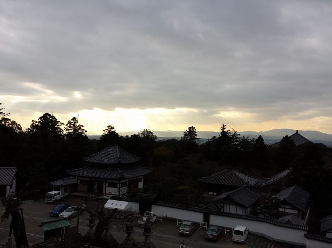 厚い雲に覆われていて景色は少し残念なものの…<br />階段を登ってきた達成感とひざが少しプルプル(=_=)<br />さすがに疲れてきた。