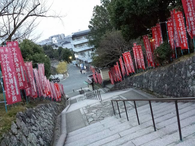 階段を降りて…