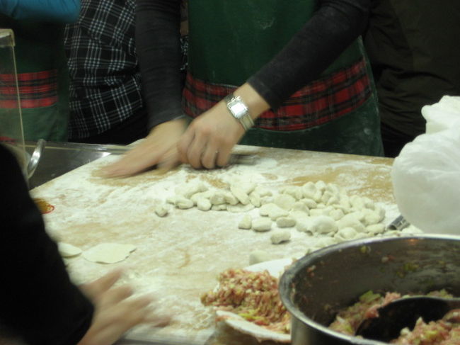 こーやってね<br />お母さん達がずっと餃子作ってますぅ〜<br /><br />とっても好吃！！<br /><br /><br />お腹も満足した後はフラフラ歩きながらホテルにも戻っておやすみぃ〜