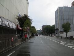 県民百貨店前から
熊本城が見えています

この県民百貨店は
今年（２０１５年２月）閉店するそうです

この横に
２つの銅像があります

おてもやん　と
福がえる　です
