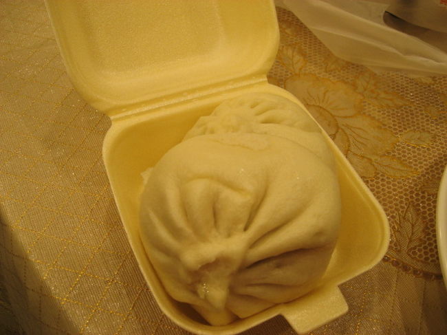 お店で食べれるような状態じゃないからとりあえず湯包を２つ買いました