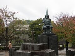 熊本城を７年がかりで築城した
加藤清正の銅像の見守る
交差点へ到達