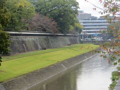 日本に現存する長塀の中で
一番長い

約242m　（^0^)//

西南戦争の時に
一度撤去された過去がある…