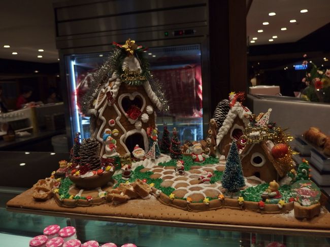 今年のレストランのディスプレイは、お菓子の家。
