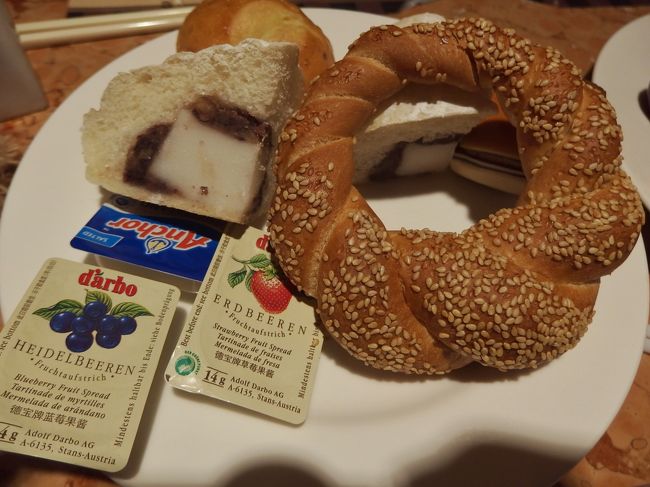 前回よりも、パンの種類が増えていて、食べ応えがありました。<br /><br />リングのパンはベーグル、左後ろのパンは、白いのは餅、まわりは小豆あんです。<br /><br />個人的には、<br />朝　食　ランディス＞知本老爺<br /><br />理　由　パンの種類が豊富。<br />　　　　15種類以上あって、3回の朝食では全種類制覇できませんでした。