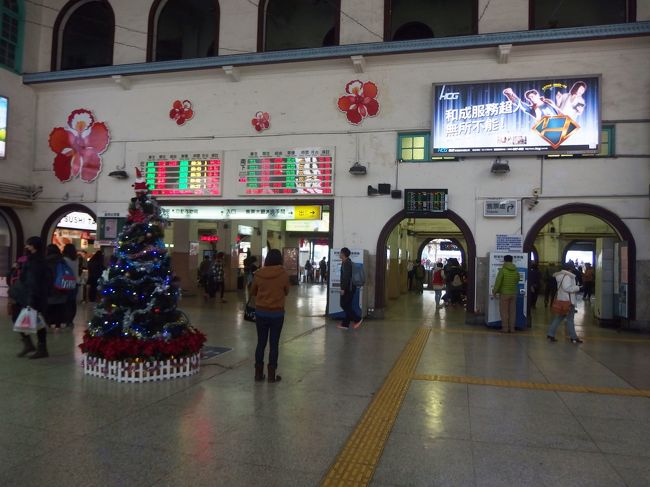 8:15にホテル前をタクシーで出て、渋滞もなく10分弱で台南駅に到着。<br /><br />ランディスホテルでタクシーをつかまえることができない場合は、<br />隣の三越までちょっと足を運ぶと、三越の契約タクシーをつかまえることができます。