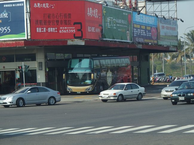 新営IC付近に各バス会社のターミナルが並んでいます。<br />和欣客運の白金臥艙車両発見。<br />片側1席・計14席の豪華車両です。<br />