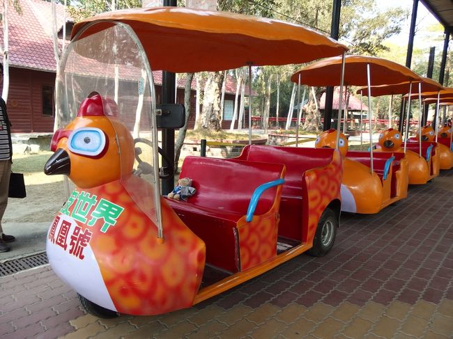 主要ポイントを一周している道路には、こんな無料車両も走っていましたが、やはり歩いて廻ることにしました。<br />