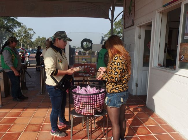 動物に食べさせてあげられるパンの耳セット→10元<br />草食動物たちのための草セットもあります。<br /><br />安いですねぇ。