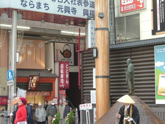 東向き商店街の入り口<br /><br />回転寿司「ととぎん」の二階にお気に入りの店「風神」がある。少し早いが、まずは腹ごしらえ。