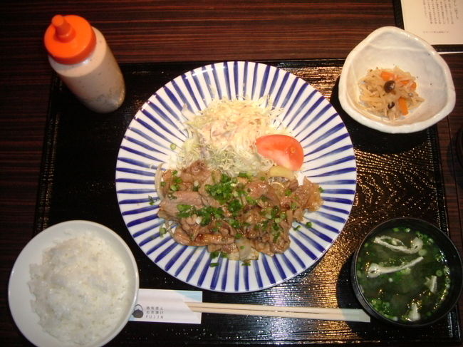 風神<br /><br />本日の日替わり定食は、豚のしょうが焼き。味付けは私の口に合う薄口で、ご飯も美味しく、味噌汁も絶品。ご飯、サラダ、味噌汁、漬物はお代わり自由で、大食漢の私にぴったり。