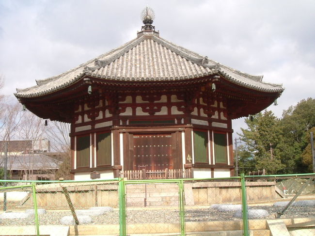 興福寺　北円堂<br /><br />南門・回廊・基壇復元工事中で、中に入れない。<br /><br />工事は、平成28年度完成予定。